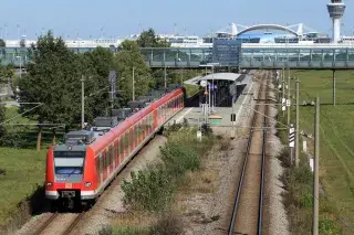 Eine S-Bahn auf dem Weg in die Innenstadt vom Münchner Flughafen