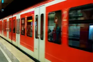 Eine S-Bahn fährt ein Eine S-Bahn fährt ein
