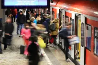 Menschen steigen am Hauptbahnhof in die S-Bahn um.