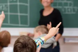 Schüler melden sich im Unterricht