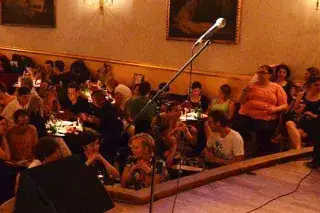 Mikrofon auf der Bühne beim Schwabinger Poetry Slam im Lustspielhaus
