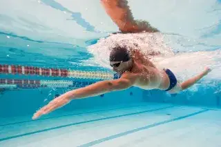 Schwimmer zieht Bahnen