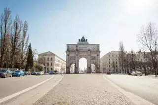 Das Siegestor trennt die beiden Stadtteile Maxvorstadt und Schwabing