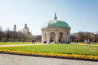 20201221_Wochenende_7_Tipps_Guide Die Sonne scheint auf den Dianatempel im Hofgarten