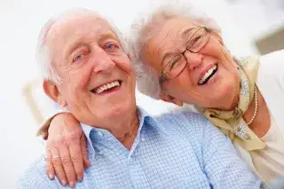 20210406_Informationen_Senioren_Seniorinnen_München_Shutterstock Ein älteres Ehepaar lächelt