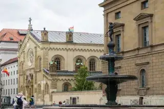 Brunnen vor der Hofkirche