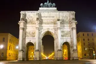 Das Siegestor bei Nacht