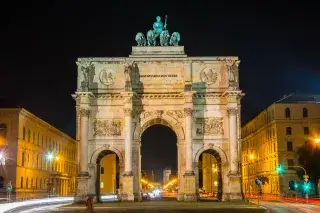 Siegestor bei Nacht. Siegestor bei Nacht.