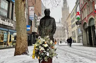Blumen vor Sigi Sommers Denkmal in der Innenstadt Blumen vor Sigi Sommers Denkmal in der Innenstadt