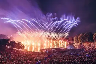 Feuerwerk erleuchtet den dunklen Nachthimmel beim Sommernachtstraum im Olympiapark