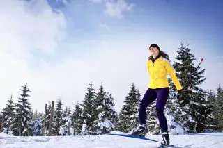 Frau fährt Langlauf