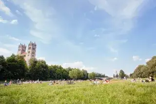 Menschen genießen die Sonne an der Isar