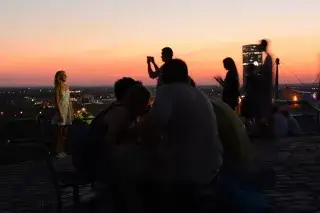Sonnenuntergang auf dem Olympiaberg an einem lauen Sommerabend.