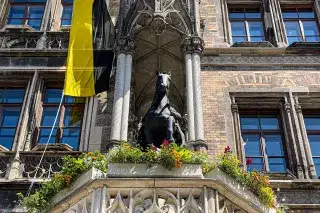 Sommerblumen am Rathausbalkon