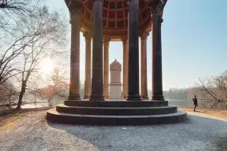 Monopteros bei Sonnenaufgang