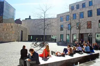 Sonnenplatz im Herbst am Sankt-Jakobs-Platz