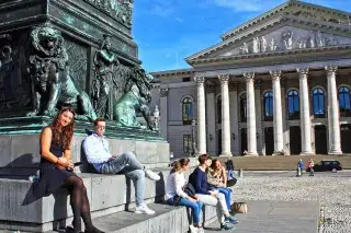 Sonnenplatz im Herbst am Max-Joseph-Platz Sonnenplatz im Herbst am Max-Joseph-Platz