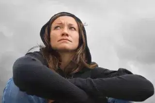 Eine Frau macht ein besorgtes Gesicht Eine Frau macht ein besorgtes Gesicht