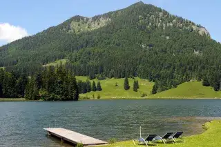 Badeliegen am Ufer des Spitzingsees