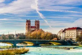 Blick auf die Reichenbachbrücke an der Isar, im Hintergrund St. Maximilian