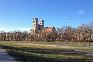 20201229_Tipps_Mittagspause Isarufer mit St. Maximilian im Hintergrund