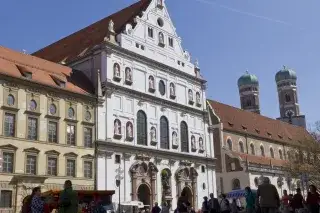 Die Jesuitenkirche St. Michael in der Münchner Fußgängerzone