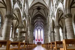 Innenaufnahme der St. Pauls Kirche an der Theresienwiese mit Blick auf den Chor