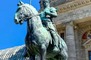 Denkmal vor der Bayerischen Staatskanzlei
