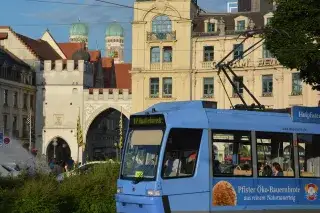 Tram fährt am Stachus vorbei