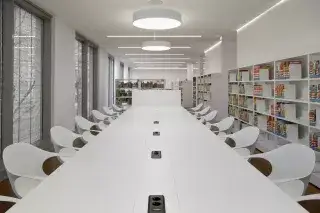Ein langer Tisch mit Stühlen in der Münchner Stadtbibliothek Ein langer Tisch mit Stühlen in der Münchner Stadtbibliothek