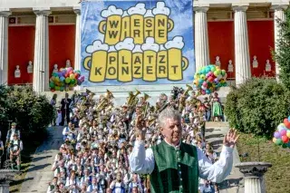 Oberbürgermeister Dieter Reiter dirigiert beim Standkonzert 2019