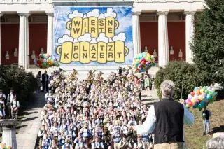 Oberbürgermeister Dieter Reiter dirigiert beim Standkonzert 2019 Oberbürgermeister Dieter Reiter dirigiert beim Standkonzert 2019