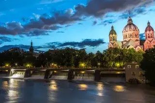 Die Lukaskirche am Isarufer