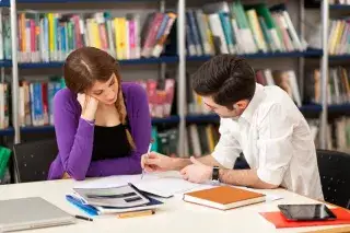 Studenten lernen in einer Bibliothek Studenten lernen in einer Bibliothek