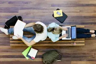 Studierende lernen Rücken an Rücken Studierende lernen Rücken an Rücken