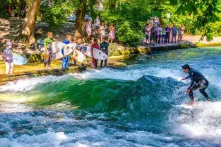 Die Eisbachsurfer in München Die Eisbachsurfer in München