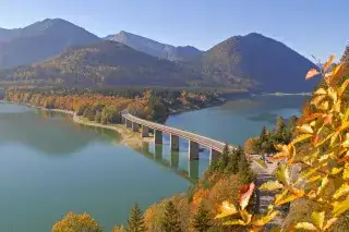 Imposante Brücke über den Sylvensteinspeicher