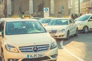 Taxen warten am Odeonsplatz Taxen warten am Odeonsplatz