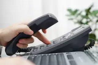 Ein Mann wählt eine Telefonnummer Ein Mann wählt eine Telefonnummer