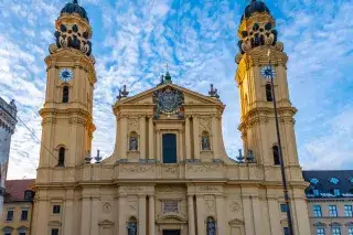 Weiß-blauer Himmel über der Theatinerkirche am Odeonsplatz