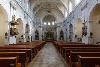 Die Klosterkirche Sankt Theresia von innen Die Klosterkirche Sankt Theresia von innen