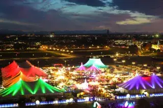 Blick auf das Winter-Tollwood auf der Theresienwiese