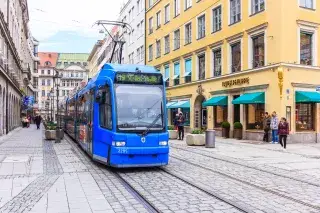 Die Tram 19 fährt durch die Residenzstraße Die Tram 19 fährt durch die Residenzstraße