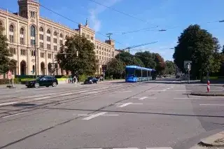 Eine Tram passiert die Regierung von Oberbayern Eine Tram passiert die Regierung von Oberbayern