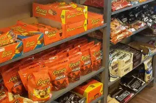 20210129_Amerikanisch_essen_in_München Amerikanische Süßigkeiten im Regal bei Treemans in der Dachauerstraße 69