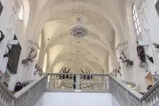 Geweihe an der Wand im Treppenhaus des Jagd- und Fischereimuseums Geweihe an der Wand im Treppenhaus des Jagd- und Fischereimuseums