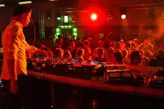 Ein DJ legt in einem Club auf