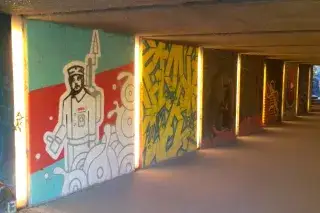Im Tunnel unter der Luitpoldbrücke leuchten die Wände Im Tunnel unter der Luitpoldbrücke leuchten die Wände