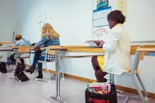 Schülerinnen sitzen im Unterricht in der Städtischen Franz-Auweck-Abendschule Schülerinnen sitzen im Unterricht in der Städtischen Franz-Auweck-Abendschule