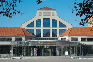 Fassade des Verkehrszentrums des Deutschen Museums